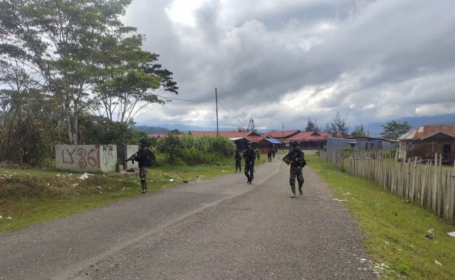 Aparat Gabungan TNI-POLRI Tindak KST Pegunungan Bintang Papua 2 ae 26