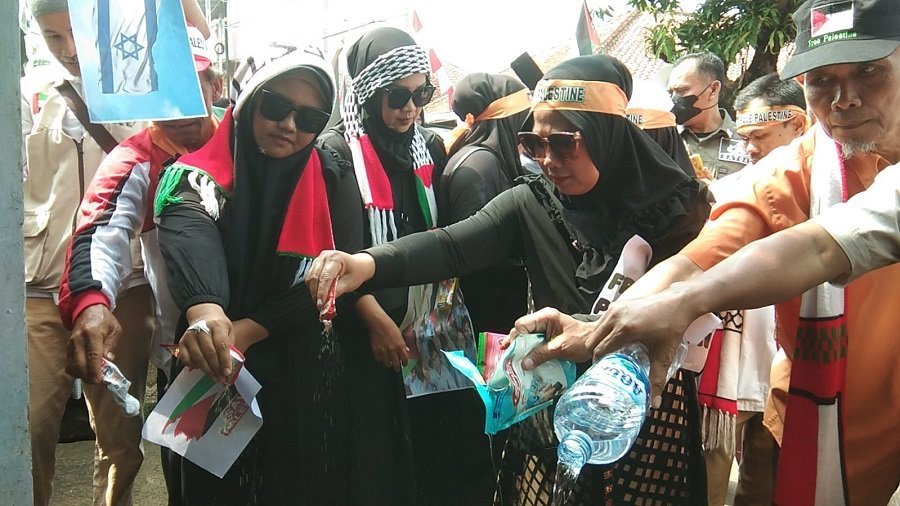 Ibu Ibu kelompok Majelis Taklim buang produk Israel