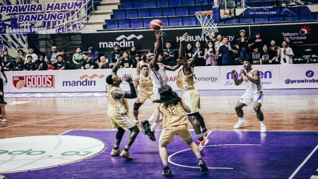 Prawira Bandung Raih Kemenangan Perdana Atas Kesatria Bengawan Solo 64-62 1 ARIYA B 9