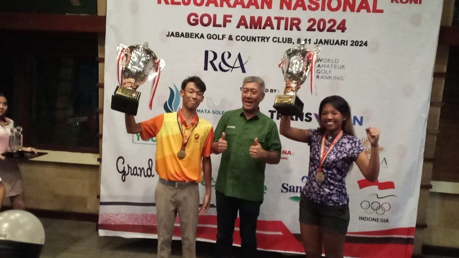 Randy Arbenata Mohamad Bintang dan Kristina Natalia Yoko juara Kejurnas Golf Amatir 2024 yang digelar di Jababeka Golf & Country Club, Cikarang, Jawa Barat, Kamis (11/1/2024).