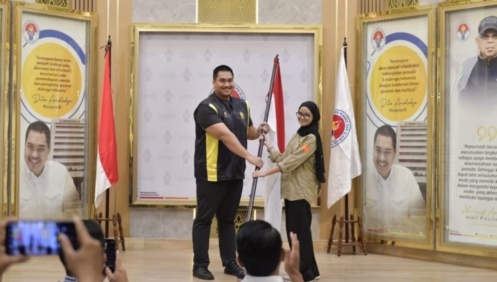 Khansa Syahlaa terima bendera dari Menpora Dito