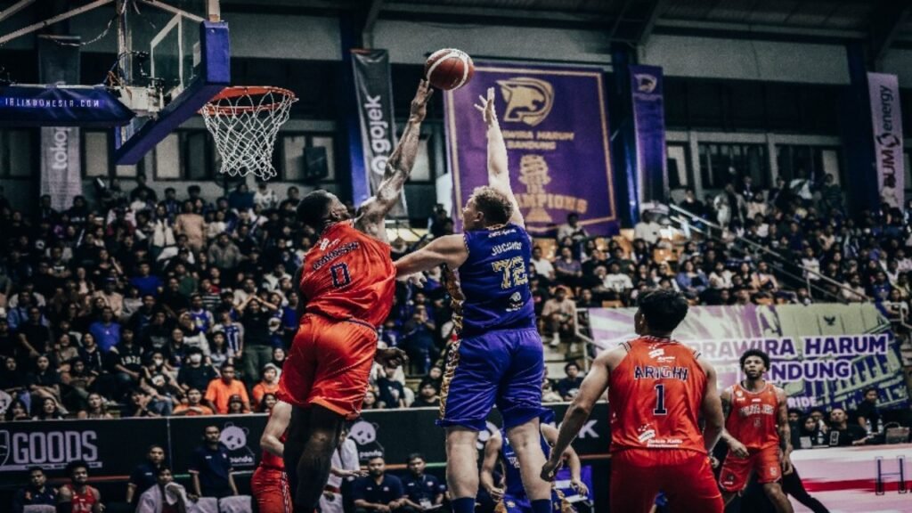 Pelita Jaya Kalahkan Juara Bertahan Prawira Bandung di Laga Pembuka IBL Musim 2024 5 Prawira Bandung vs Pelita Jaya 66 76 Block