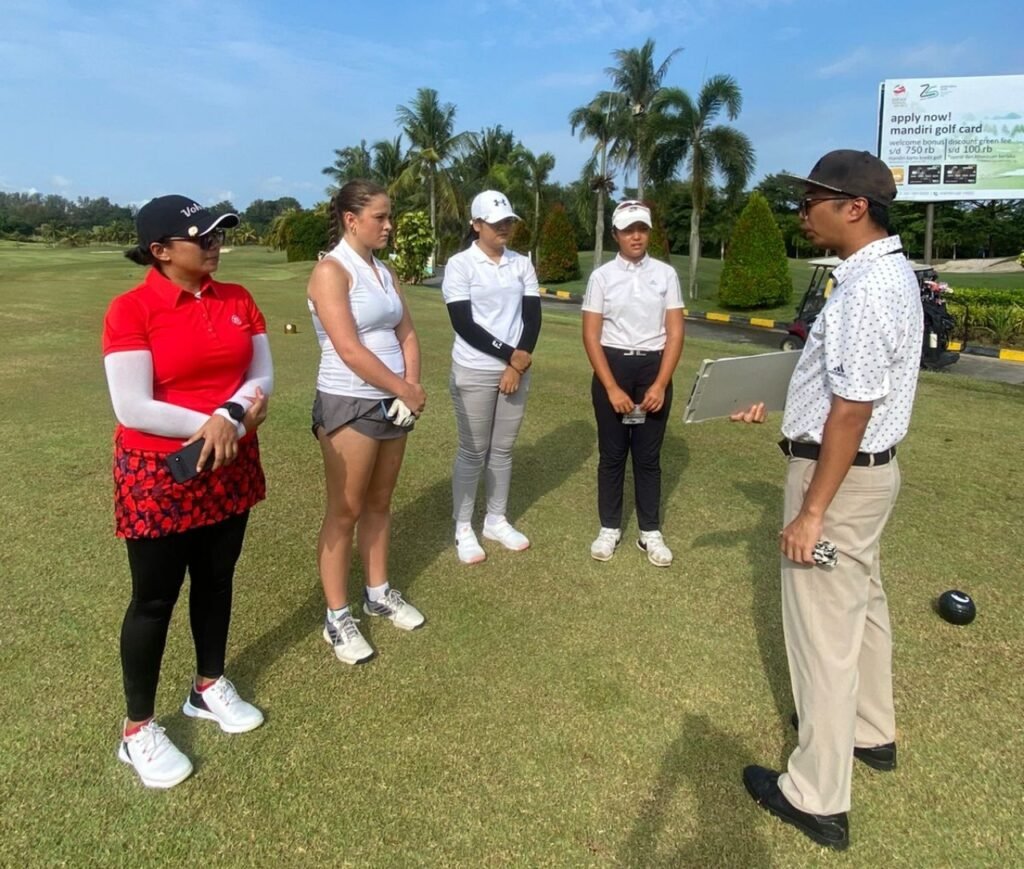 Di katagori Putri pegolf asal Singapura Passion Hsu berhasil memimpin klasemen hari pertama Kepri Golf Open Tournamen