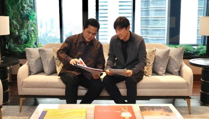Erick Thohir Ingatkan Pemain Harus Fokus Laga Selanjutnya 2 Ketua Umum PSSI Erick Thohir dan pelatih Timnas Shin Tae-yong