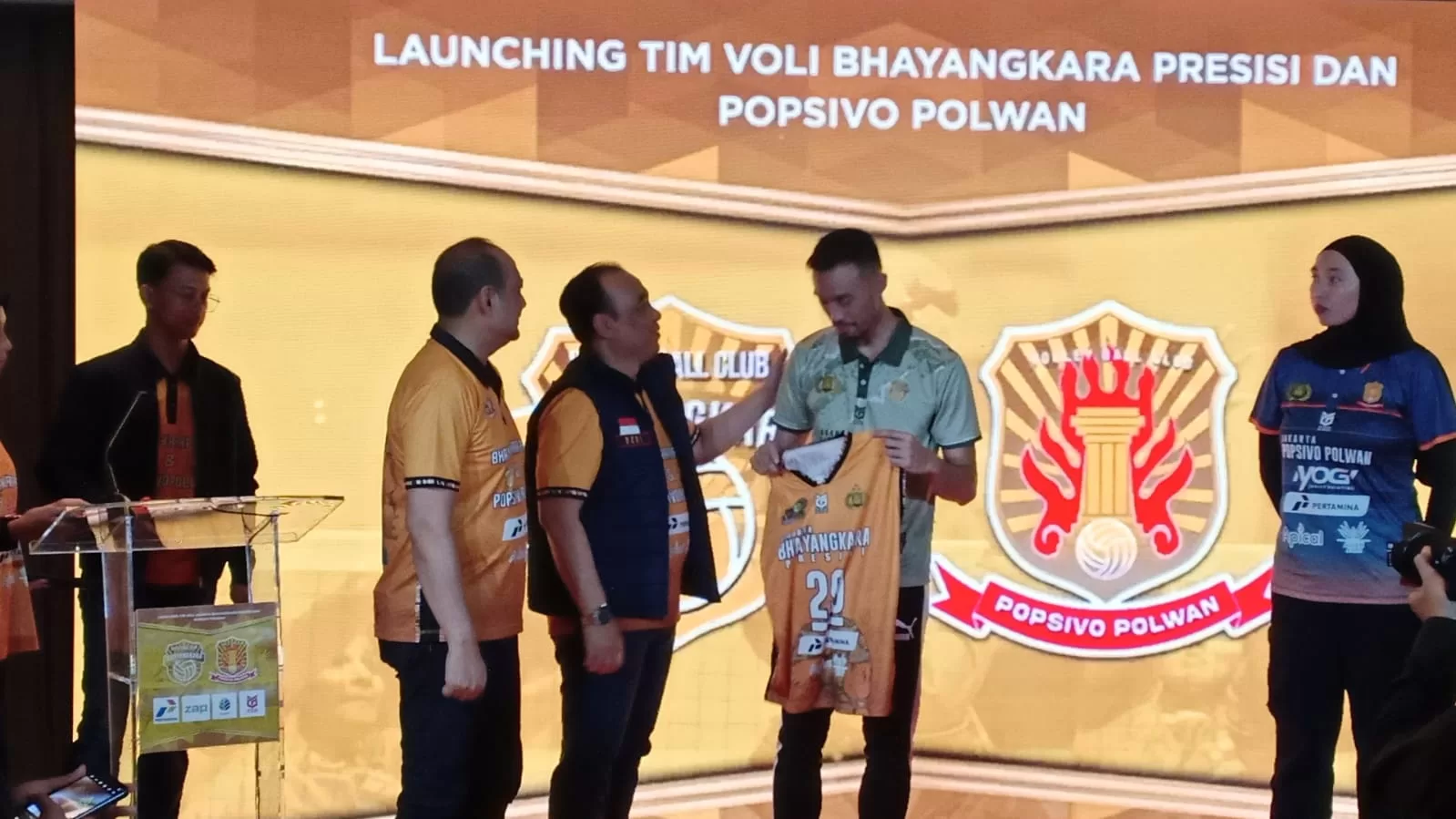 Irjen Pol Prof. Dedi Prasetyo, MHum, MSI, MM menyerahkan jersey Tim Bhayangkara FC kepada Kapten Tim Nizar Julfikar didampingi Manajer Tim Pipit Rismanto