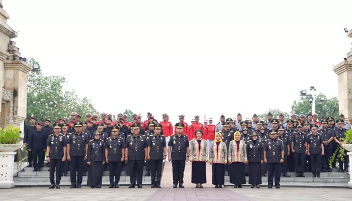 Rutan cipinang tabur bunga di taman makam pahlawan