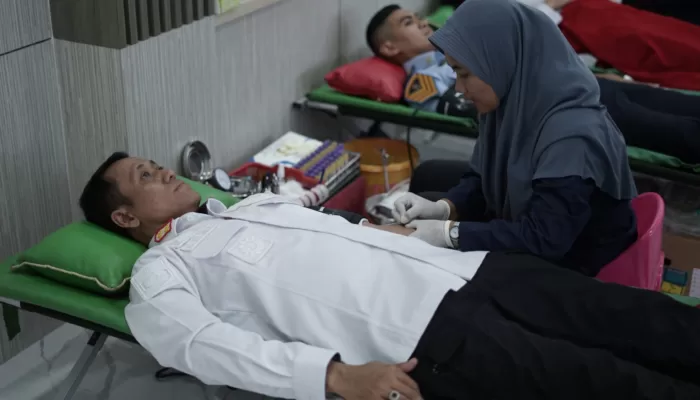 Kepala Rutan Kelas I Cipinang, Sukarno Ali donor darah