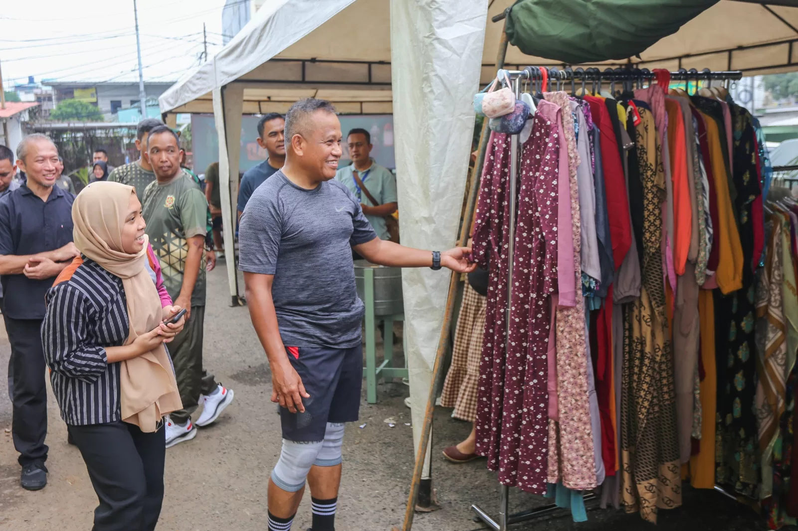 Pangkostrad Tinjau 'Bazar Murah Kostrad' Menyambut Hari Raya Idul Fitri 2 Panglima Kostrad Pangkostrad Letjen TNI Muhammad Saleh Mustafa meninjau Bazar murah Ramadhan 2 jpeg