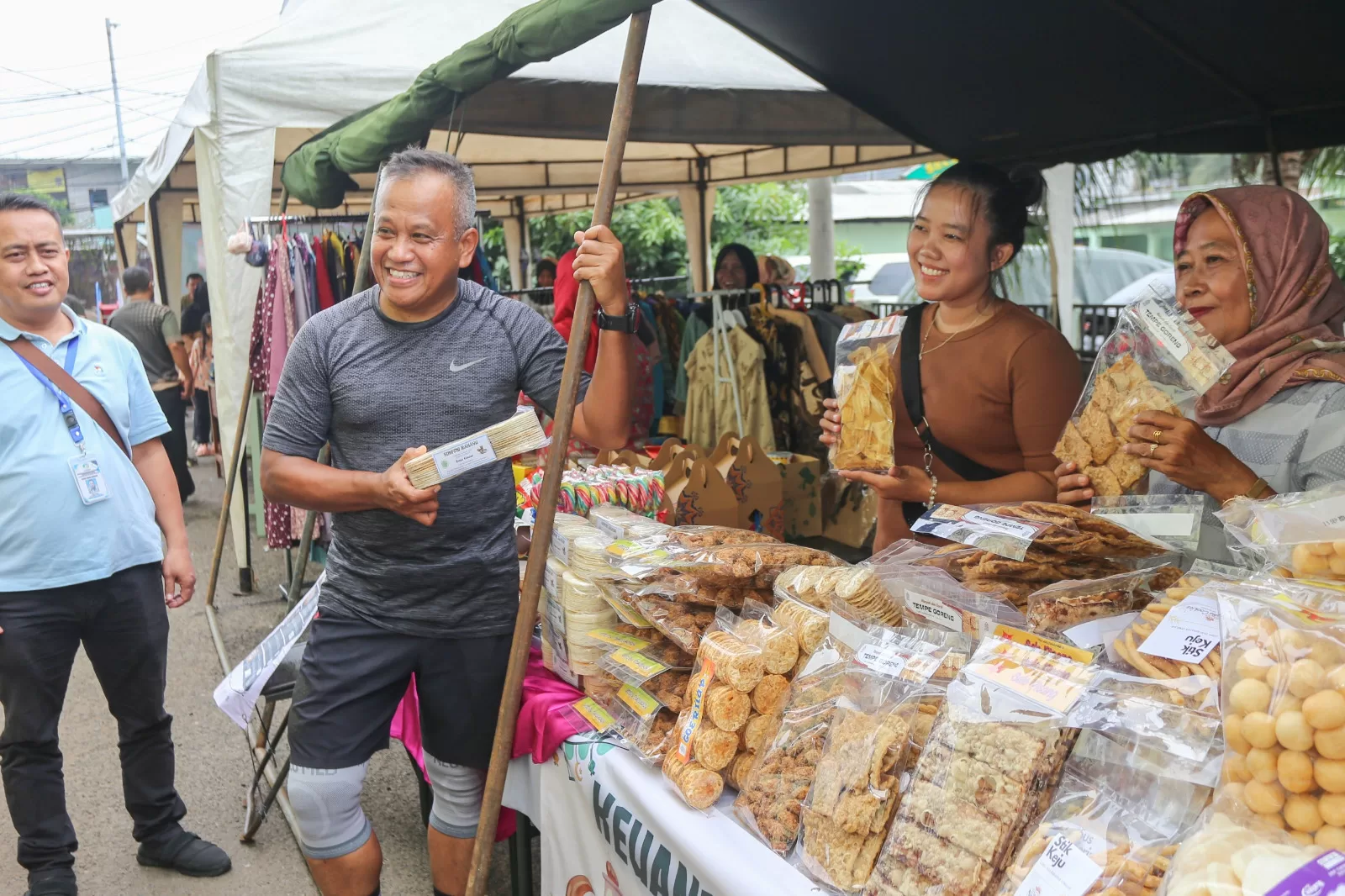Pangkostrad Tinjau 'Bazar Murah Kostrad' Menyambut Hari Raya Idul Fitri 1 Panglima Kostrad Pangkostrad Letjen TNI Muhammad Saleh Mustafa meninjau Bazar murah Ramadhan 3 jpeg