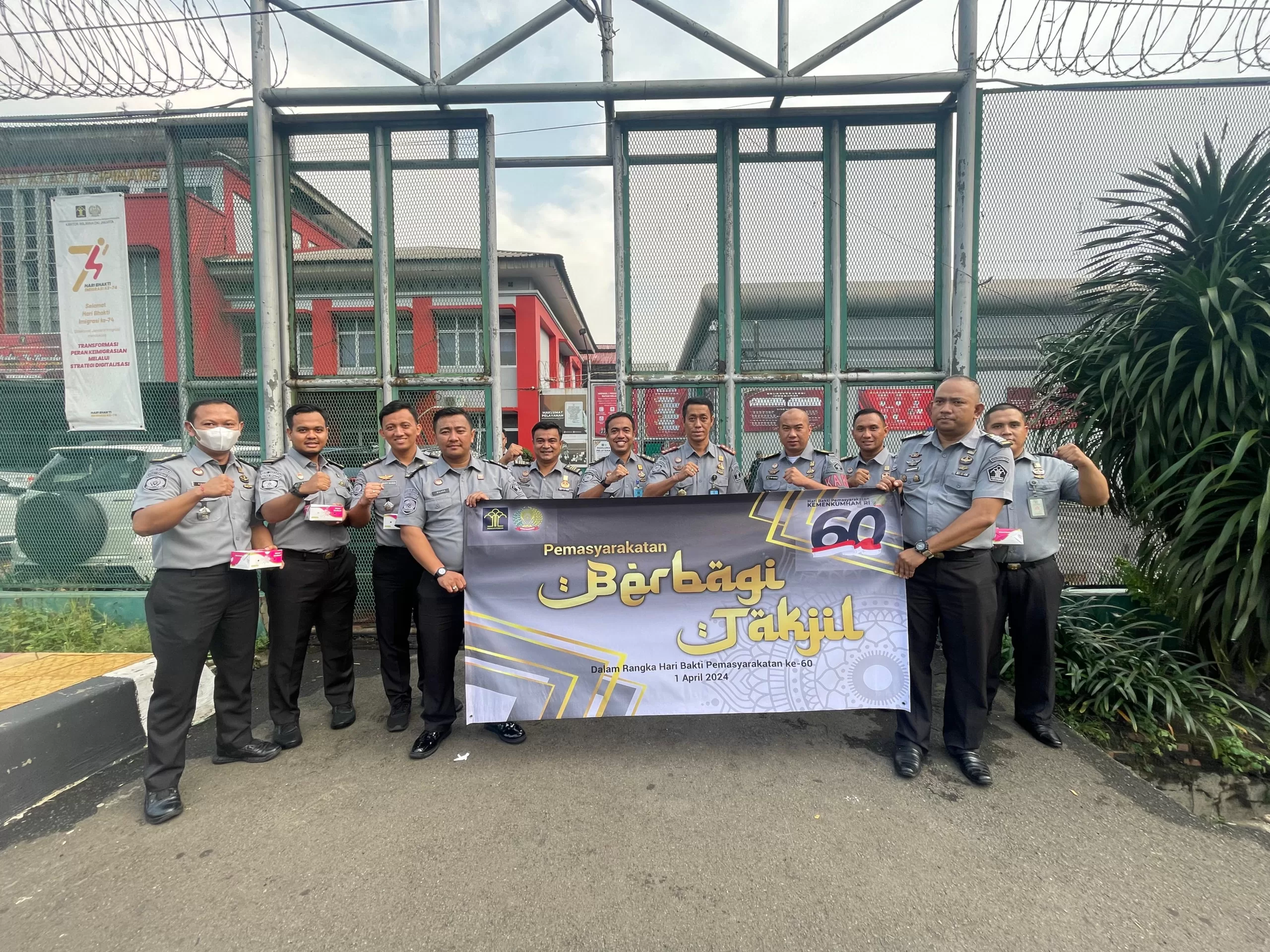 Sambut HBP Ke-60, Rutan Cipinang Menebar Kebaikan Dengan Berbagi Takjil Kepada Pengguna Jalan 2 Rutan Cipinang Berbagi Takjil Kepada Pengguna Jalan 3