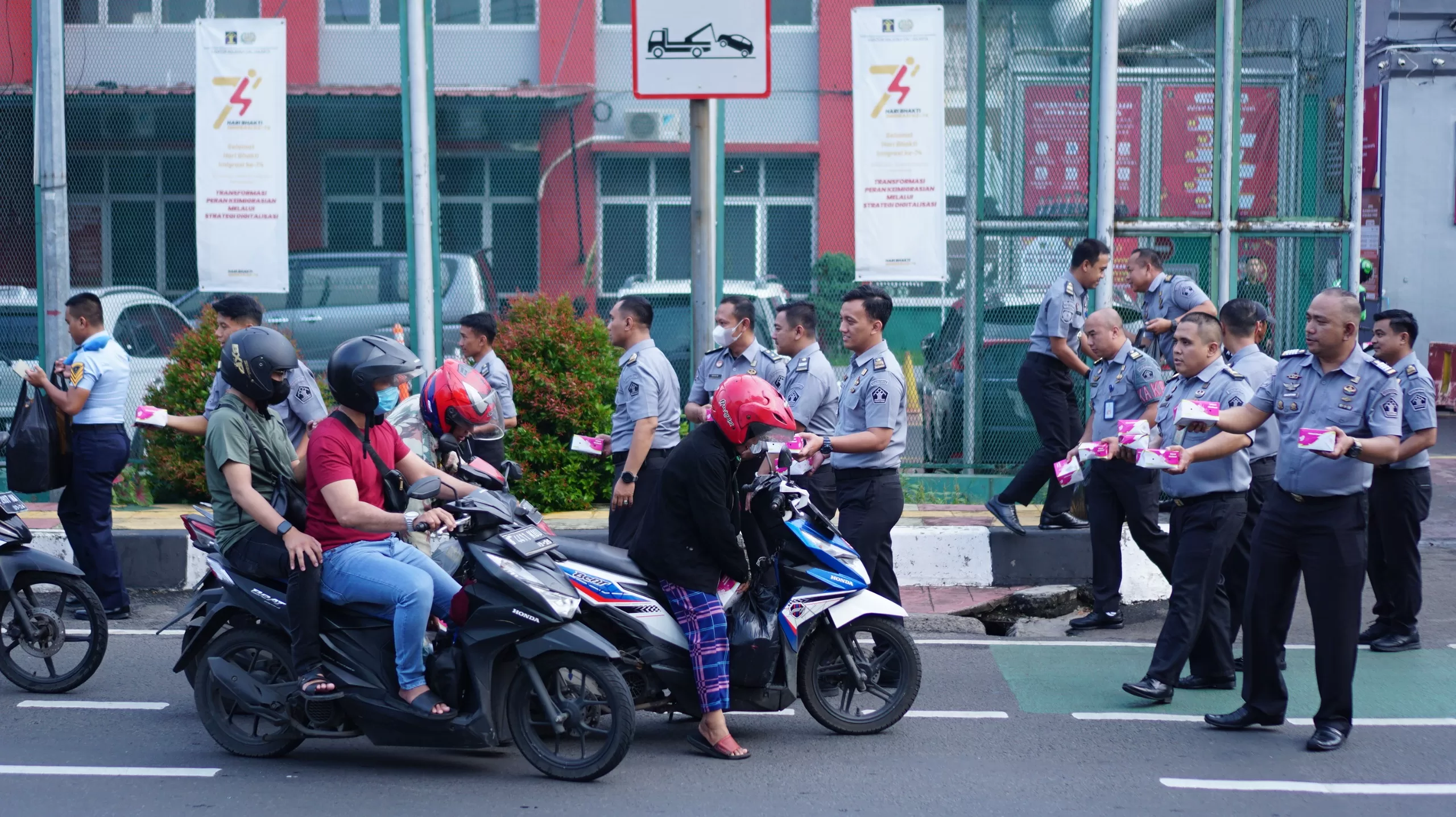 Sambut HBP Ke-60, Rutan Cipinang Menebar Kebaikan Dengan Berbagi Takjil Kepada Pengguna Jalan 1 Rutan Cipinang Berbagi Takjil Kepada Pengguna Jalan 2