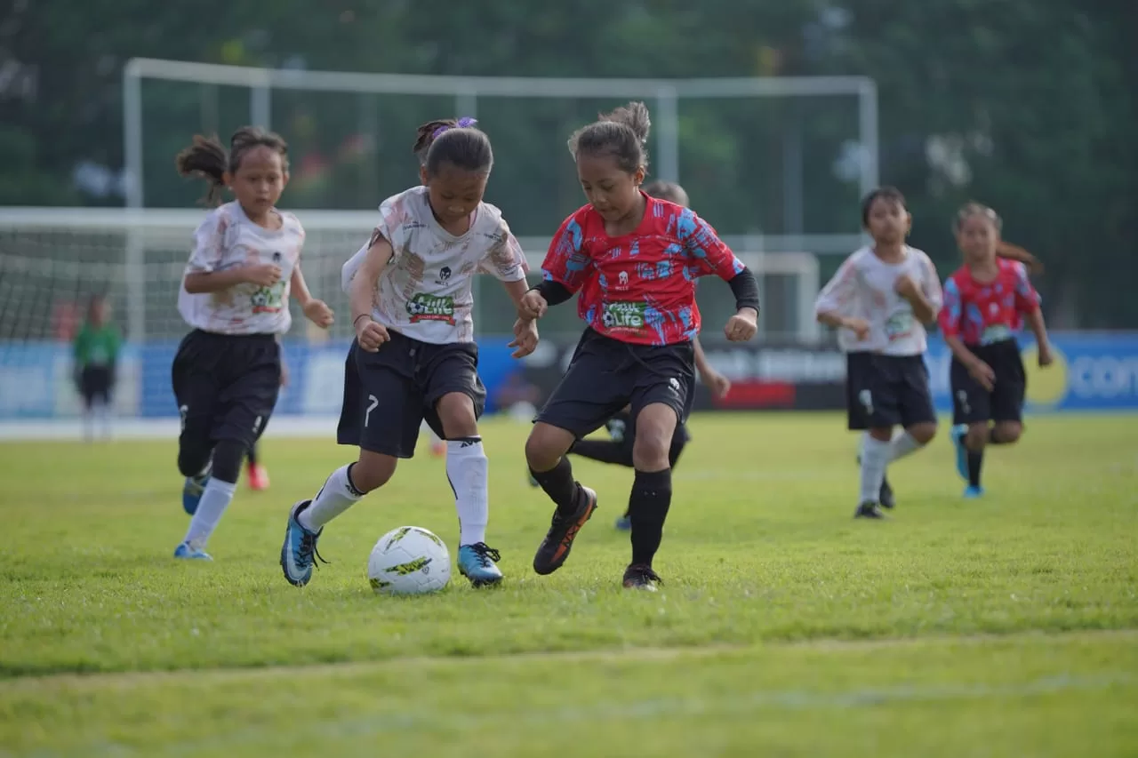 SDN Ngagel Rejo I dan SDN Ketabang I Juara Seri 1 MilkLife Soccer Challenge 2024 1 SDN Ngagel Rejo I berhasil membobol gawang SDN Manukan Kulon II lewat tendangan keras Annisa Nur Aini Putri Aryan.