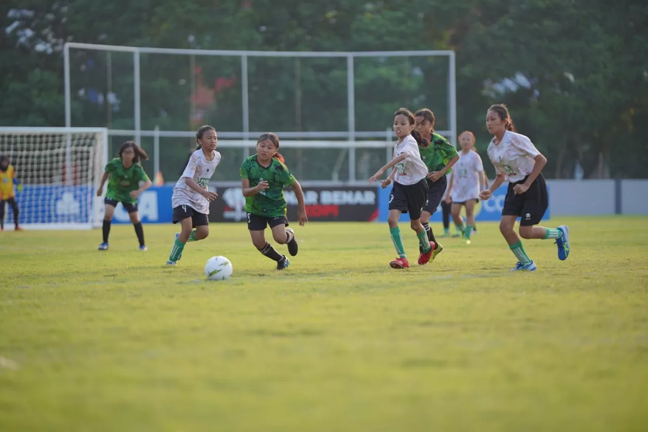 SDN Ngagel Rejo I dan SDN Ketabang I Juara Seri 1 MilkLife Soccer Challenge 2024 3 Rachel Mariza Azara cetak tiga gol di babak pertama