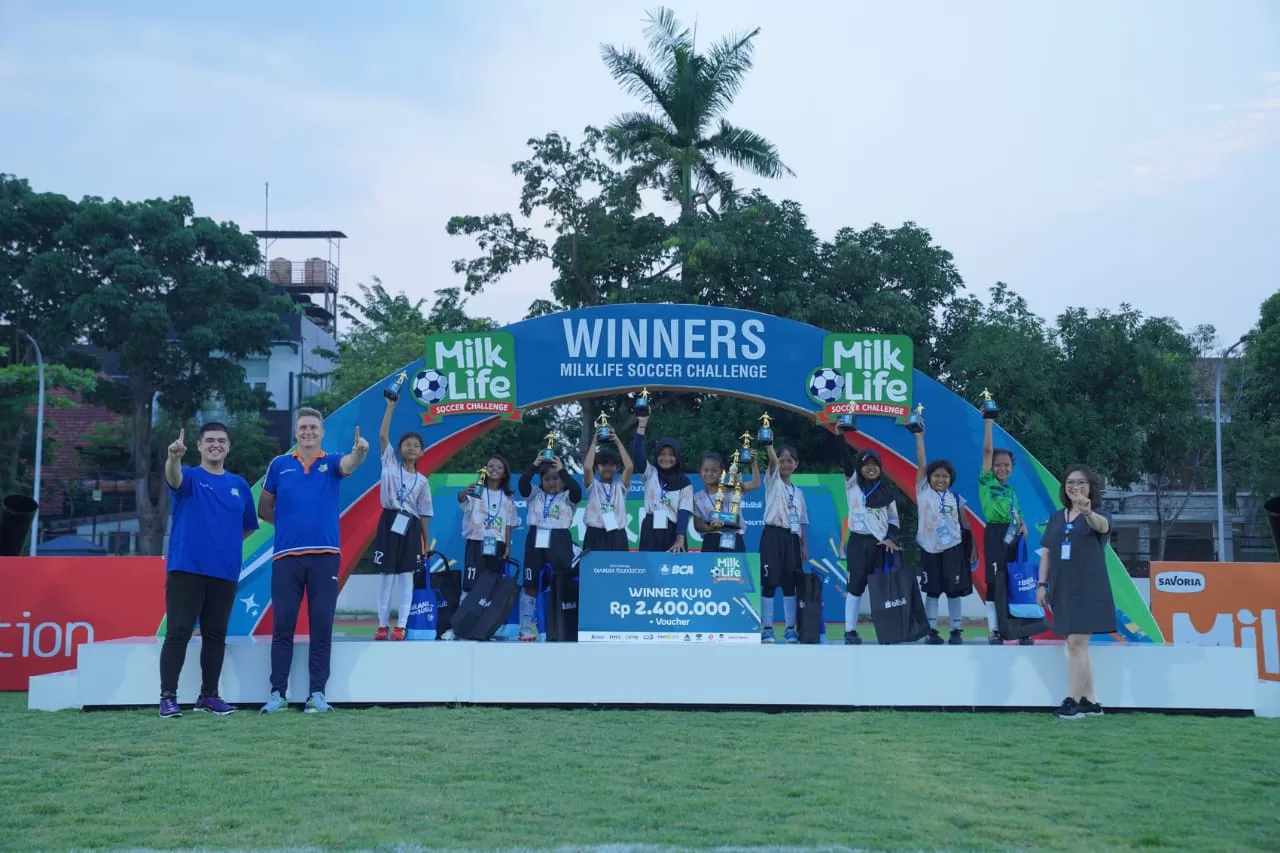 SDN Ngagel Rejo I dan SDN Ketabang I Juara Seri 1 MilkLife Soccer Challenge 2024 2 SDN Ngagel Rejo I menyabet titel kampiun KU 10 usai mengandaskan SDN Manukan Kulon II.