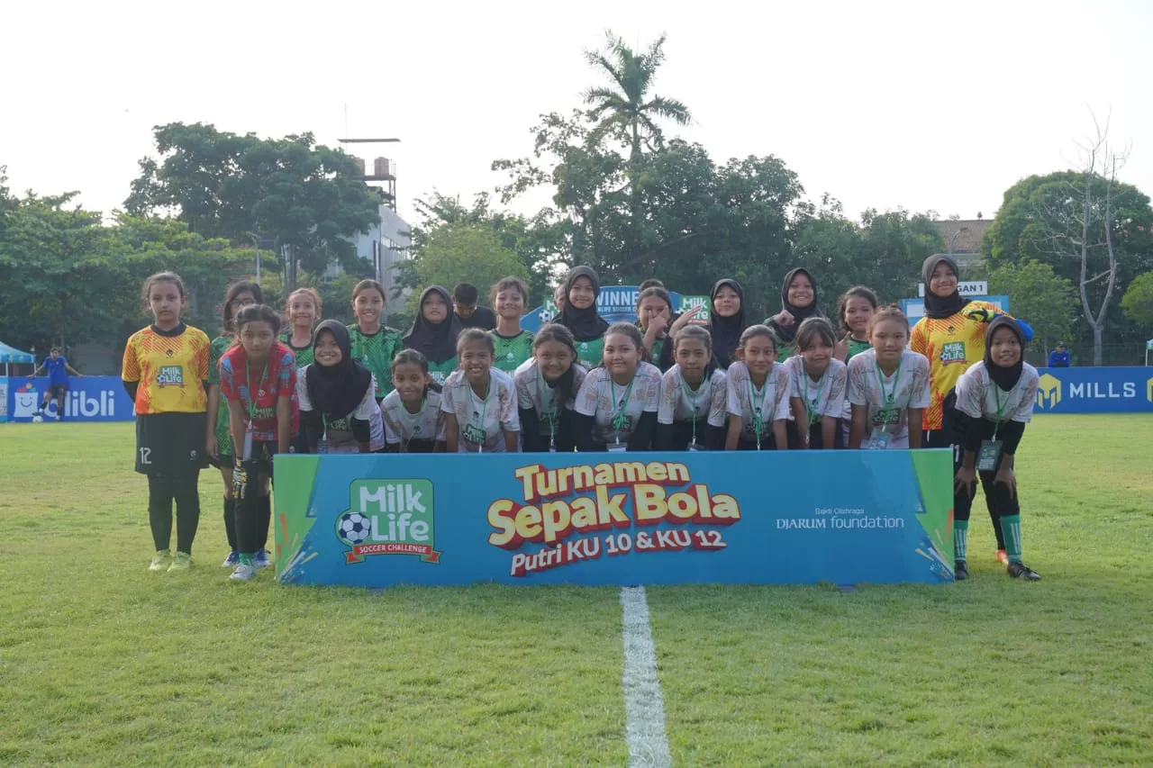 SDN Ngagel Rejo I dan SDN Ketabang I Juara Seri 1 MilkLife Soccer Challenge 2024 4 SDN Ketabang I sukses meraih gelar juara Kategori Usia (KU) 12, usai mengalahkan SDN Mojo III