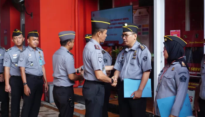 Kepala Rutan Cipinang Sematkan Tanda Kenaikan Pangkat dan Pelepasan Masa Purna Tugas Pegawai Terbaik 2 IMG 20240531 WA0015