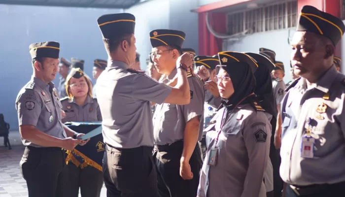 Kepala Rutan Cipinang Sematkan Tanda Kenaikan Pangkat dan Pelepasan Masa Purna Tugas Pegawai Terbaik 1 IMG 20240531 WA0018