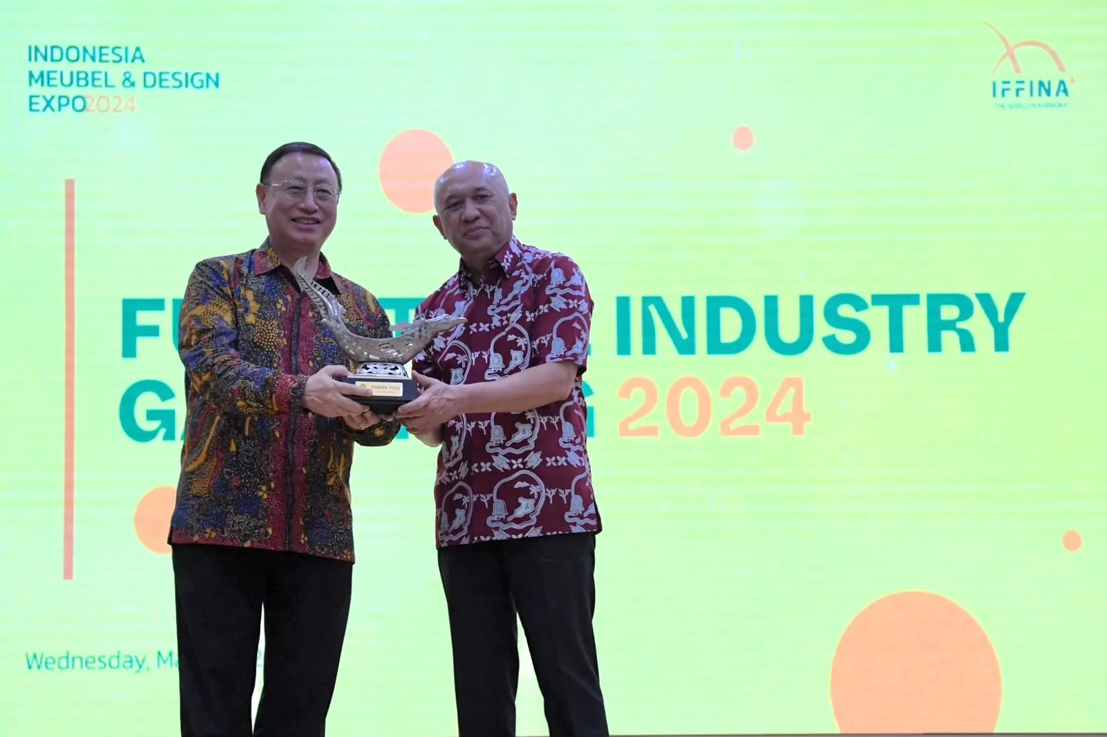 MenKopUKM Tekankan Pentingnya Peningkatan Kualitas Industri Furnitur di Indonesia 1 ae 90 jpg