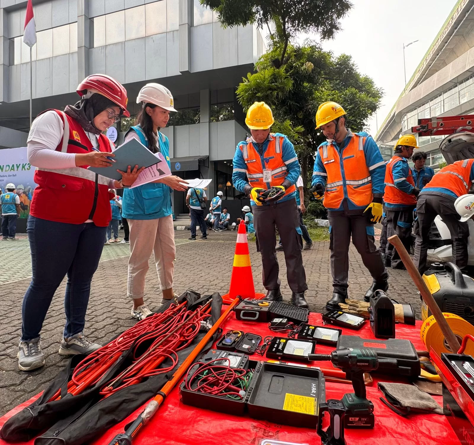 PLN UID Jakarta Raya Terus Tumbuhkan Budaya K3 1 ae211111 jpg