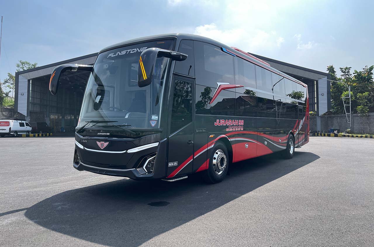 Flintstone, salah satu bus Juragan 99 Trans yang melayani rute Malang-Surabaya-Bogor (PP)