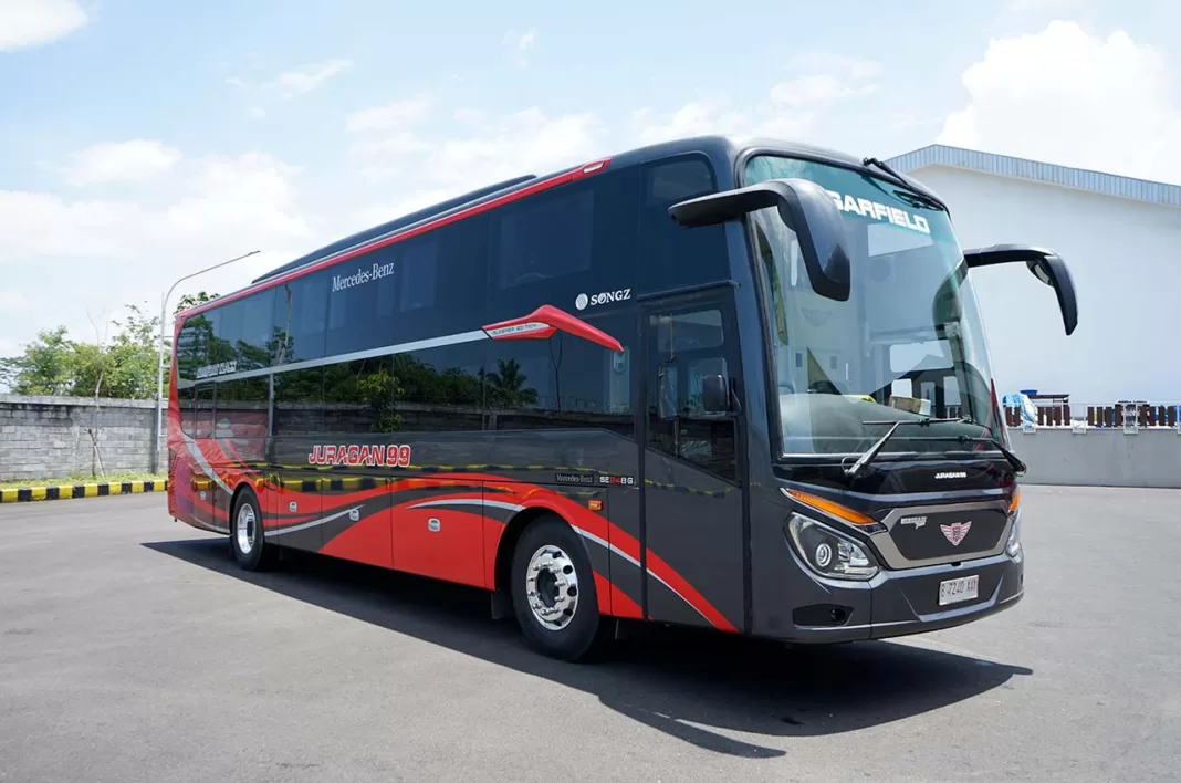 Garfield, salah satu bus Juragan 99 Trans yang melayani rute Malang-Surabaya-Bogor (PP)
