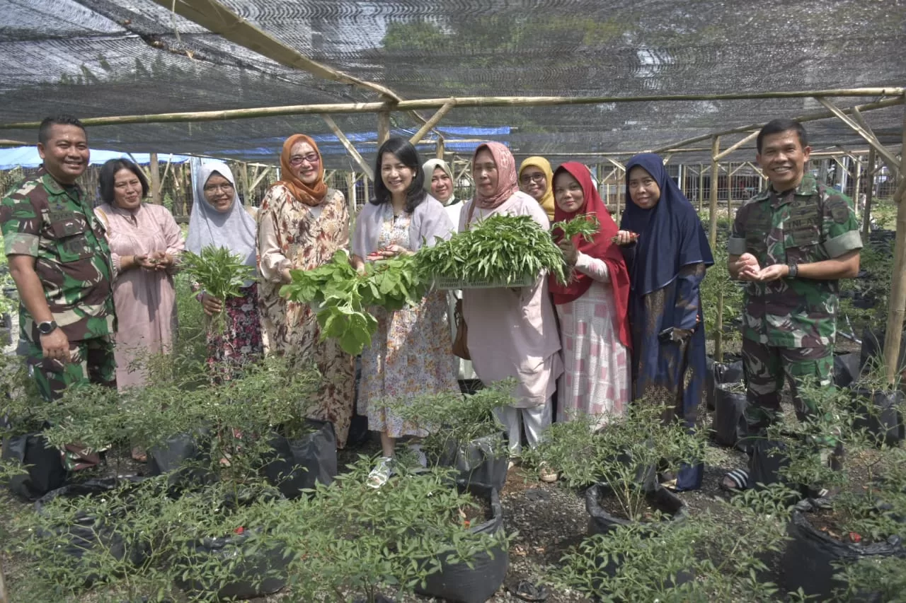 Persit Kodim 0501/JP Panen Sayur Mayur dan Cabe hasil Kebun di atas Aspal 2 ae 144 jpg
