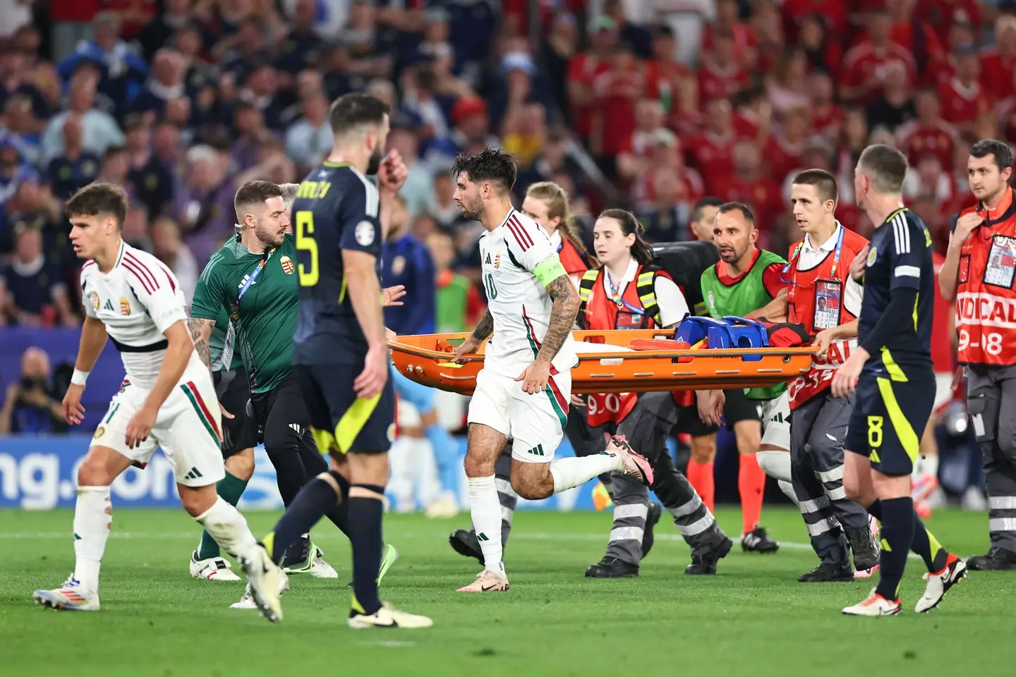 Kondisi Terbaru Striker Hungaria Barnabas Varga Setelah Bertabrakan dengan Kiper Skotlandia Angus Gunn 1 ae 70