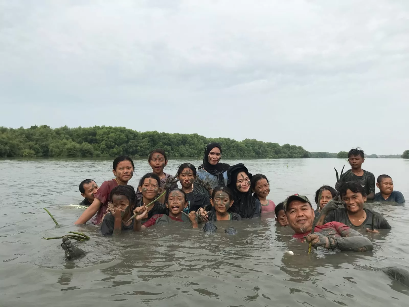 Sukses Kaum Membumi dalam Penanaman Mangrove dan Sosialisasi Lingkungan di Kampung Beting, Muara Gembong, Bekasi 2 ae 8 jpg