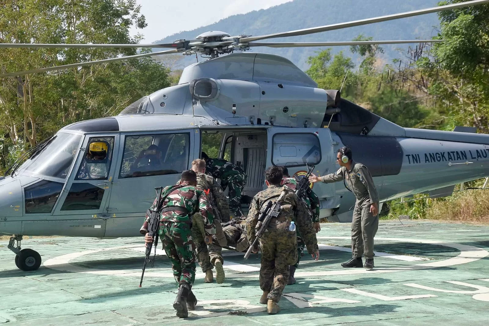 SIGAP DAN CEPAT, MARINIR TNI AL DAN USMC LATIHAN EVAKUASI MEDIS UDARA 2 IMG 20240712 WA0009 jpg