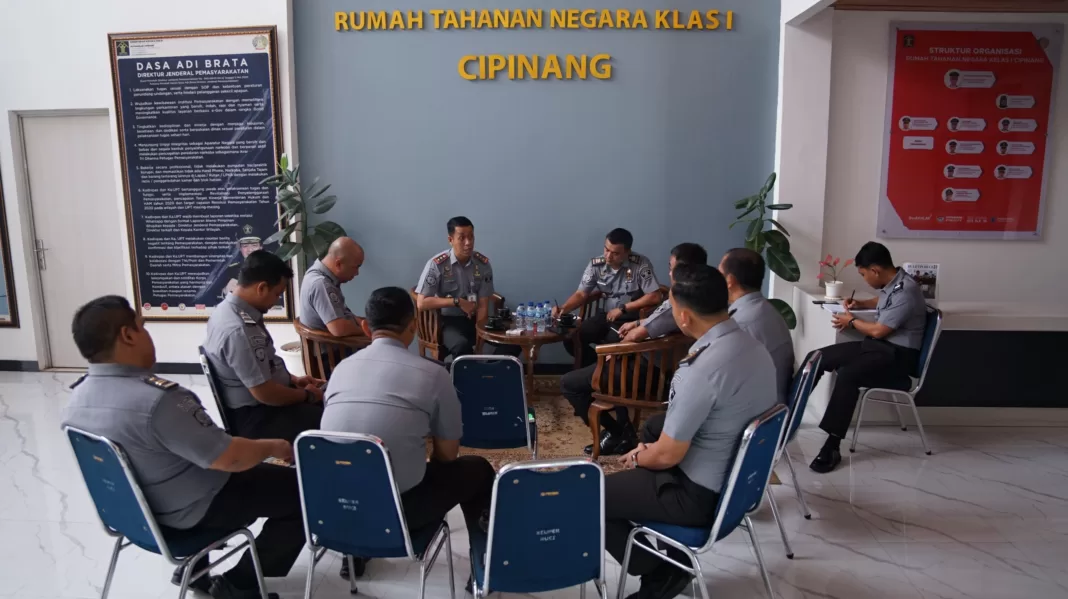 Rutan Kelas I Cipinang, Sukarno Ali dan Pejabat Struktural menggelar diskusi santai melalui Coffee Morning di Lobby Utama Rutan Cipinang