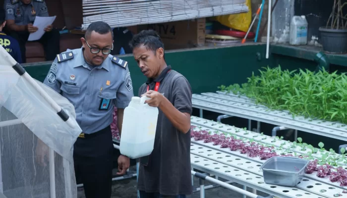 Warga Binaan Rutan Cipinang Dilatih Cara Budidaya Tanaman Hidroponik 1 WhatsApp Image 2024 07 17 at 11.43.08
