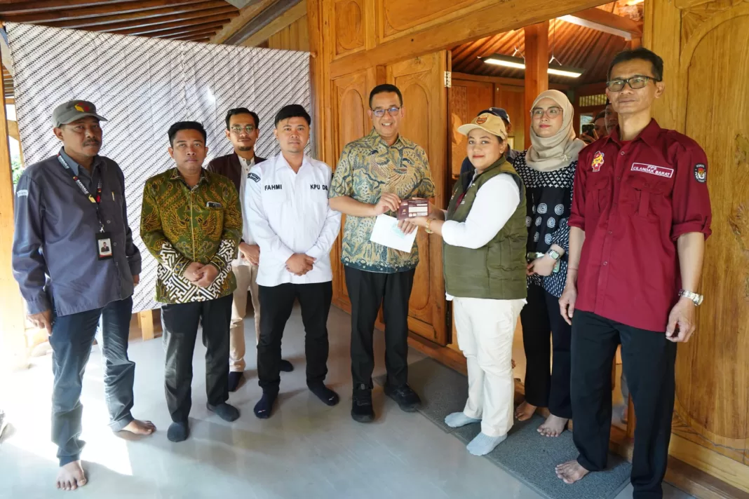 Petugas Pemutakhiran Data Pemilih (Pantarlih) di kediaman Anies Rasyid Baswedan