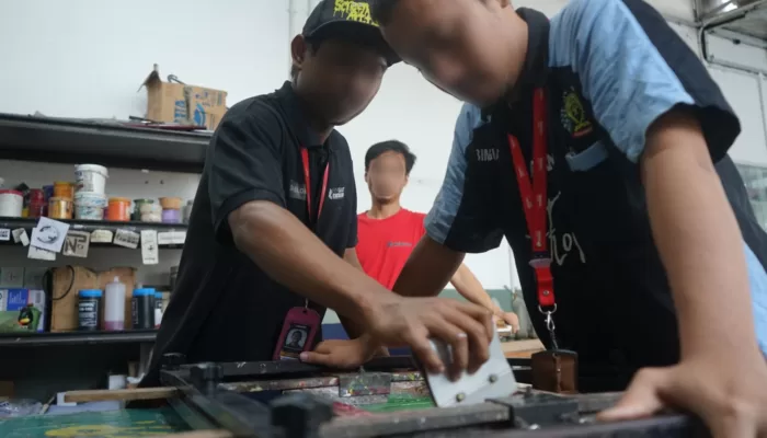 Mengasah Keterampilan, Warga Binaan Rutan Cipinang dibekali Pelatihan Sablon Manual 2 WhatsApp Image 2024 07 23 at 13.02.36