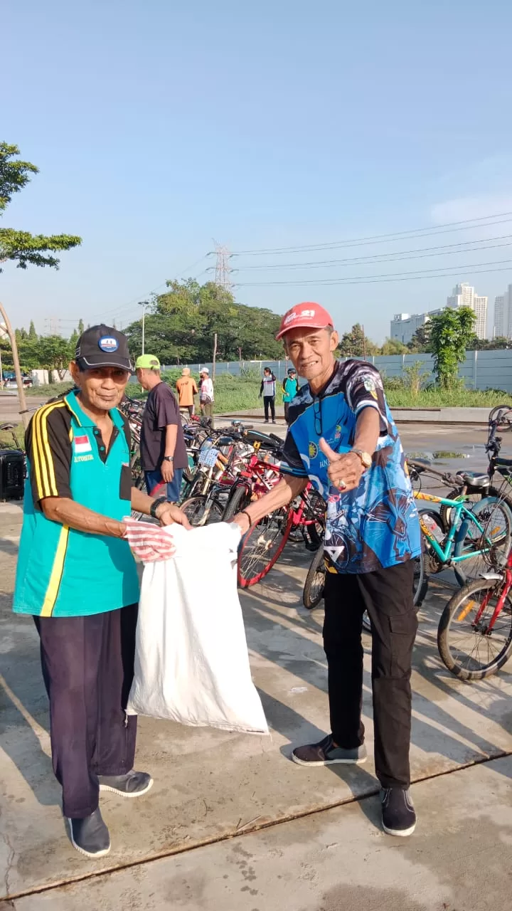 Komunitas Sepeda Lansia JIS Gerebek Sampah Dalam Jumat Berkah 3 ae 64 jpg