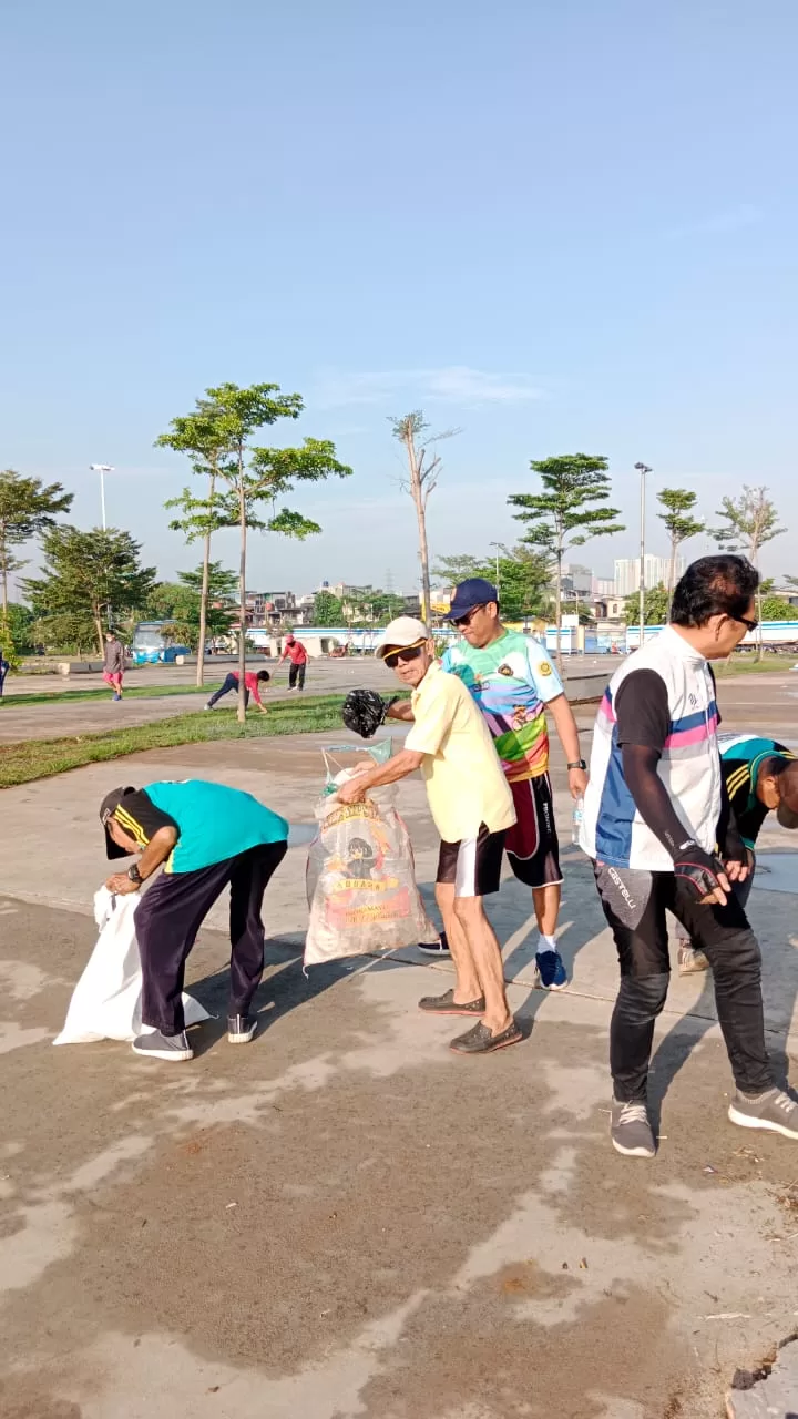 Komunitas Sepeda Lansia JIS Gerebek Sampah Dalam Jumat Berkah 1 ae 65 jpg