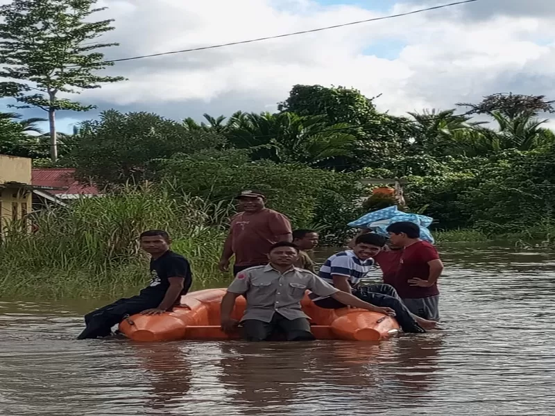 Badan Nasional Penanggulangan Bencana 1 Tim gabungan melakukan evakuasi terhadap warga terdampak banjir dan pemantauan pasca banjir di Kecamatan Kota Maba, Kabupaten Halmahera Timur, Rabu (2/7).