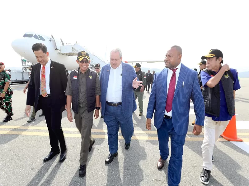 Bantuan Kemanusiaan RI untuk Papua Nugini Tiba di Port Moresby 1 Kepala BNPB Letjen TNI Suharyanto (dua kiri) disambut Menteri Luar Negeri Papua Nugini Justin Tkatchenko (dua kanan) dan Menteri Pertahanan selaku Menteri Koordinator Bidang Kebencanaan Papua Nugini Dr. Billy Joseph, PhD (kanan) serta Duta Besar Republik Indonesia untuk Papua Nugini dan Kepulauan Solomon Andriana Supandi (kiri) saat tiba di Bandara Jacksons, Port Moresby, Papua Nugini, Selasa (9/7). (Foto: Dok Humas BNPB).