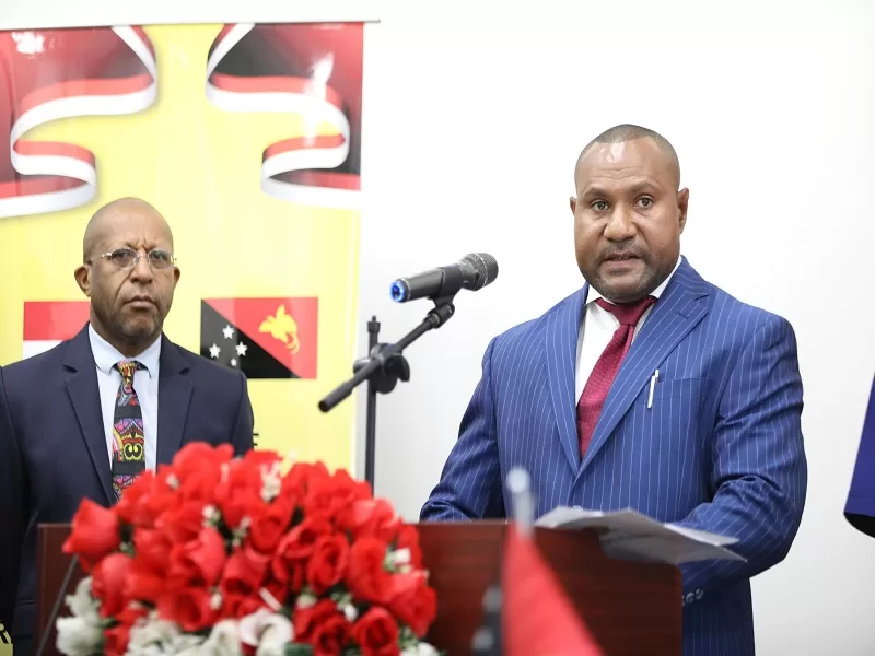 Bantuan Kemanusiaan RI untuk Papua Nugini Tiba di Port Moresby 2 Menteri Pertahanan selaku Menteri Koordinator Bidang Kebencanaan Papua Nugini Dr. Billy Joseph, PhD (kanan) menyampaikan pidato sambutan diplomatik kepada rombongan delegasi Republik Indonesia yang dipimpin oleh Kepala BNPB di ruang VIP Bandara Internasional Jacksons, Port Moresby, Papua Nugini, Selasa (9/7). (Foto: Dok Humas BNPB).