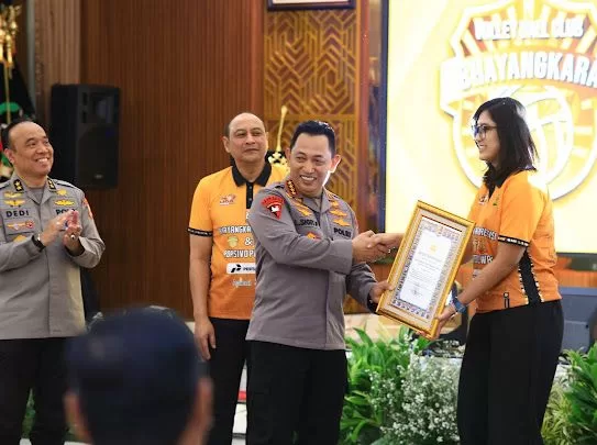 Listyo Sigit Prabowo Beri Penghargaan Untuk Jakarta Bhayangkara Presisi Dan Popsivo Polwan Atas Prestasi di Proliga 2024 1 ae 39 jpg