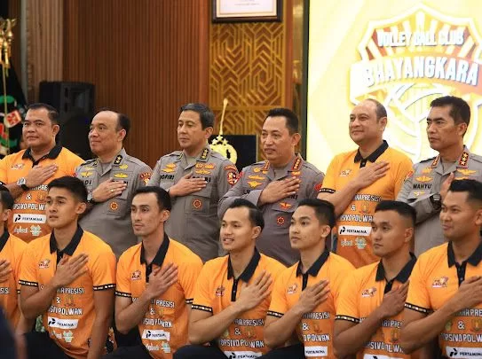 Listyo Sigit Prabowo Beri Penghargaan Untuk Jakarta Bhayangkara Presisi Dan Popsivo Polwan Atas Prestasi di Proliga 2024 2 ae 40 jpg