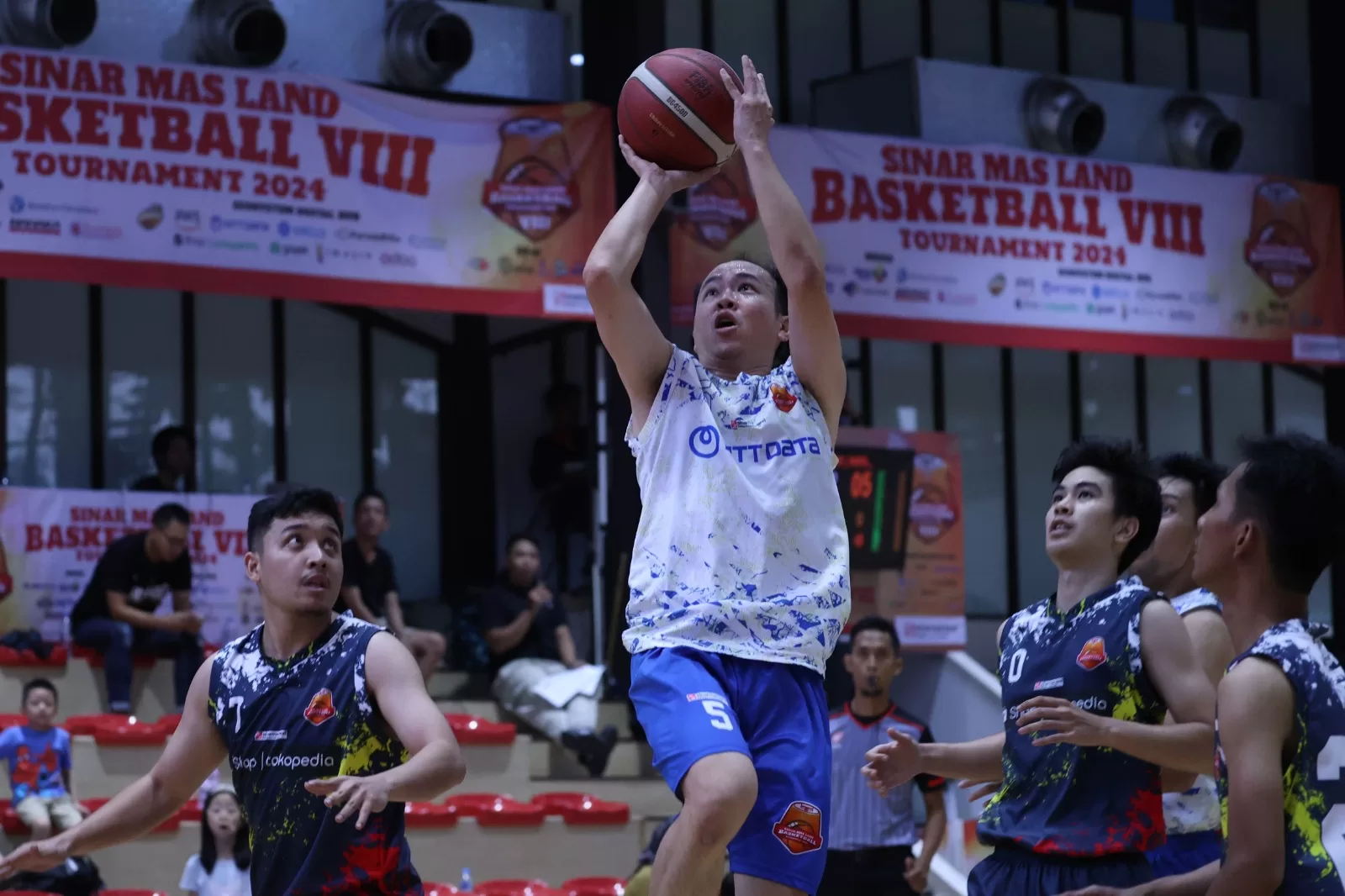 Transmedia Tantang NTT Data di Final Sinar Mas Land Basketball Tournament 2024 1 ae 54 jpg