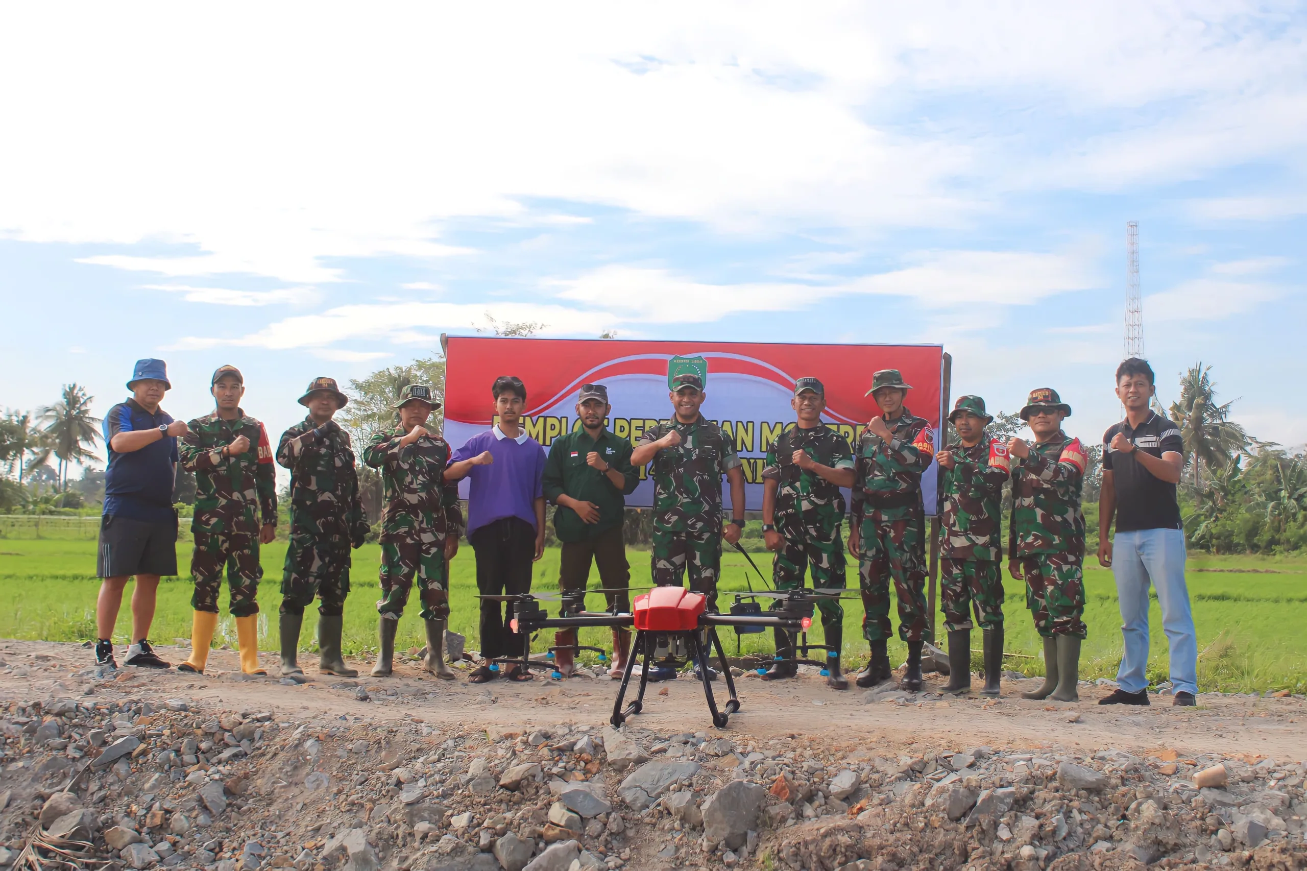 Dandim 1404/Pinrang Pantau Penyemprotan Pestisida Pergunakan Tekhnologi Drone Di Lahan Persawahan Pertanian Modern 1 ae1 67 scaled