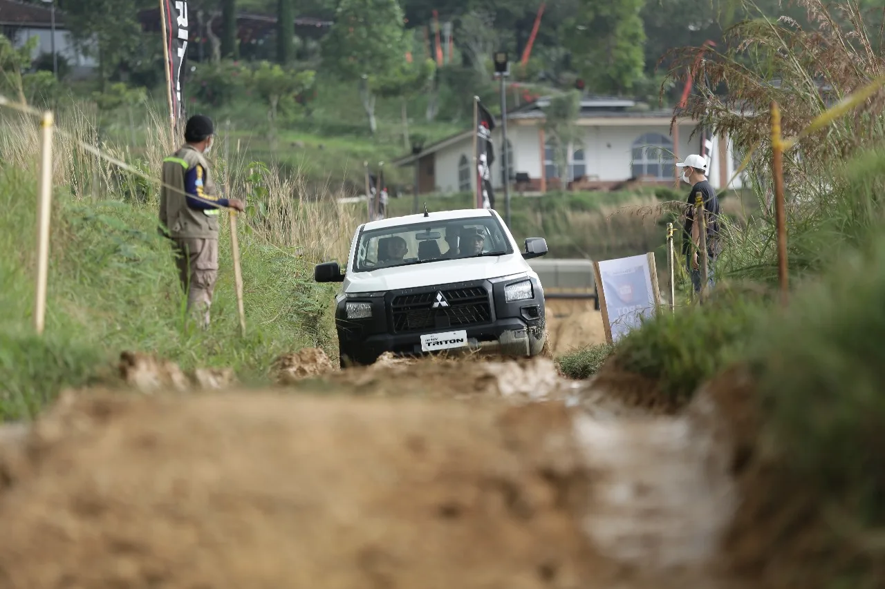 MMKSI Ajak Jurnalis Media Massa Jajal Keandalan Mitsubishi All-New Triton di Medan Off-road Perbukitan 4 91 jpg