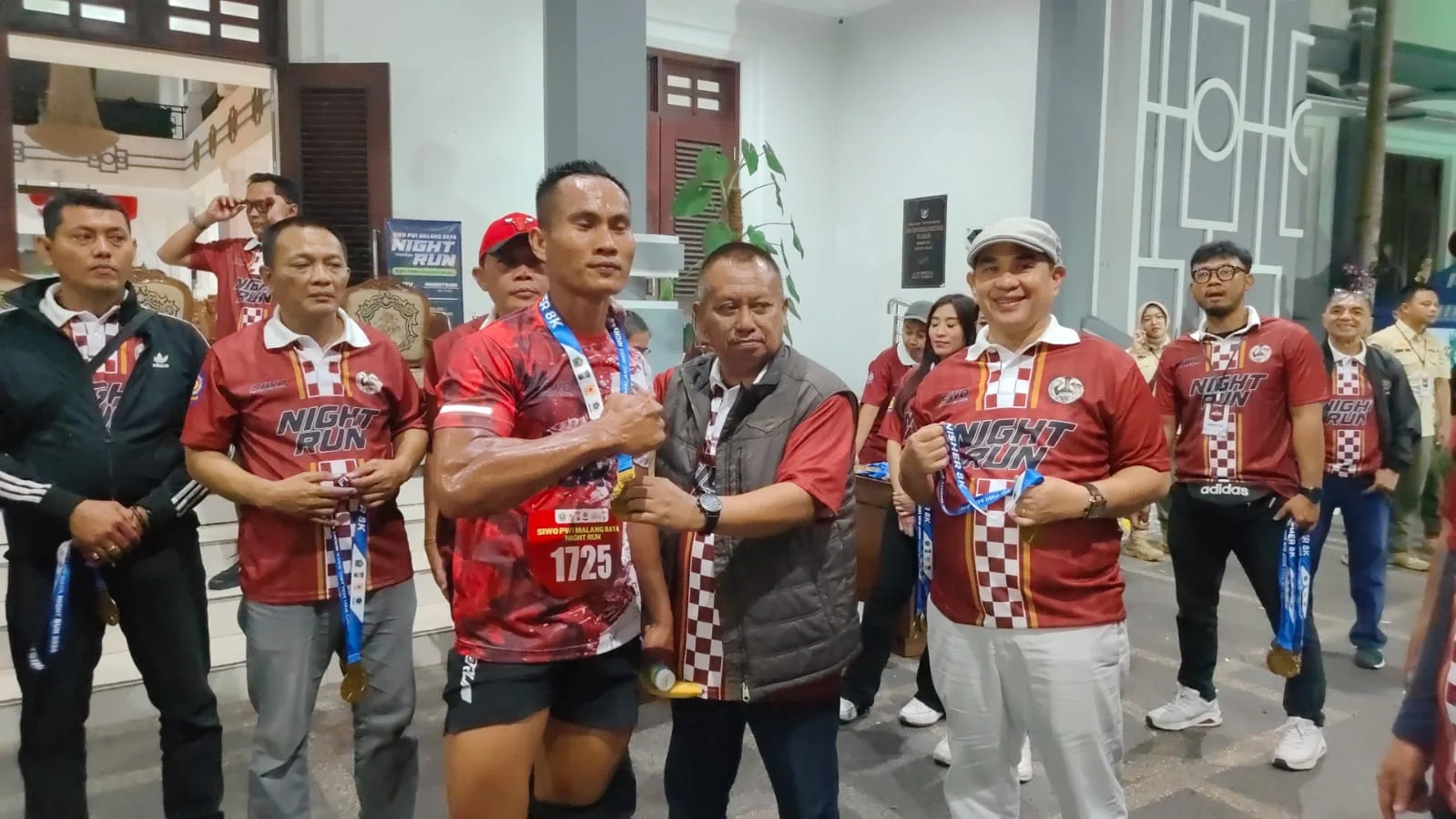 Ketum PWI Pusat Zulmansyah Kalungkan Medali ke Pelari SIWO PWI Malang Raya Night Run 2 IMG 20240908 WA0000 jpg