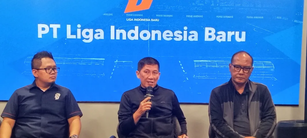 Direktur Utama PT Liga Indonesia Baru (LIB), Ferry Paulus (tengah) panggil manajemen Persib Bandung guna meminta penjelasan terkait kerusuhan yang terjadi usai laga melawan Persija Jakarta, di kantor LIB, Menara Mandiri, Jakarta, Senin (23/9/2024). (Foto: Agung / Terminalnews.co).