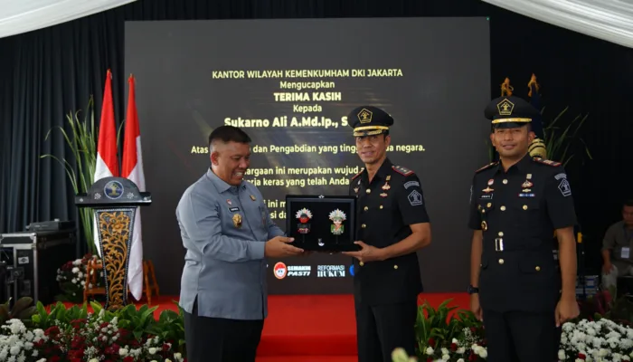Momen Haru Warnai Pisah Sambut Kepala Rutan Cipinang: Sukarno Ali Tinggalkan Kenangan Manis, Irwanto Dwi Yhana Melanjutkan Estafet Kepemimpinan 1 WhatsApp Image 2024 09 03 at 19.48.39