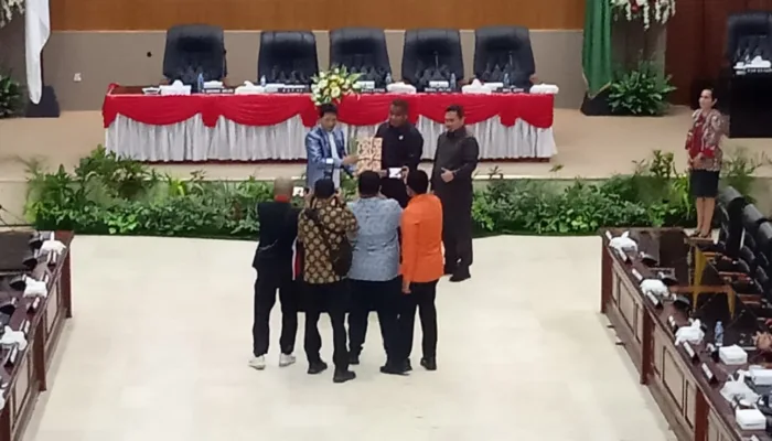 Pemprov Maluku Serahkan Dokumen KUPA-PPAS APBD Perubahan 2024 ke DPRD 1 WhatsApp Image 2024 09 07 at 14.01.20