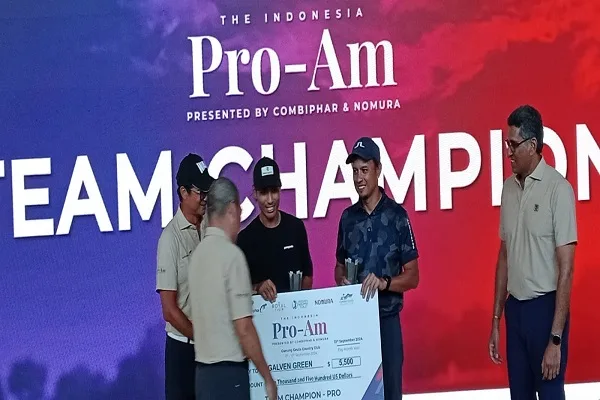Pasangan Galven Green dan Andree Harahap Menjuarai The Indonesia Pro-Am 2024 di Gunung Geulis Country Club 1 Pasangan pegolf Malaysia-Indonesia, Galven Green dan Andree Harahap (amatir), berhasil mengukir sejarah dengan menjuarai The Indonesia Pro-Am presented by Combiphar & Nomura 2024 yang digelar di Gunung Geulis Country Club, Bogor. (Foto: Agung / Terminalnews.co).