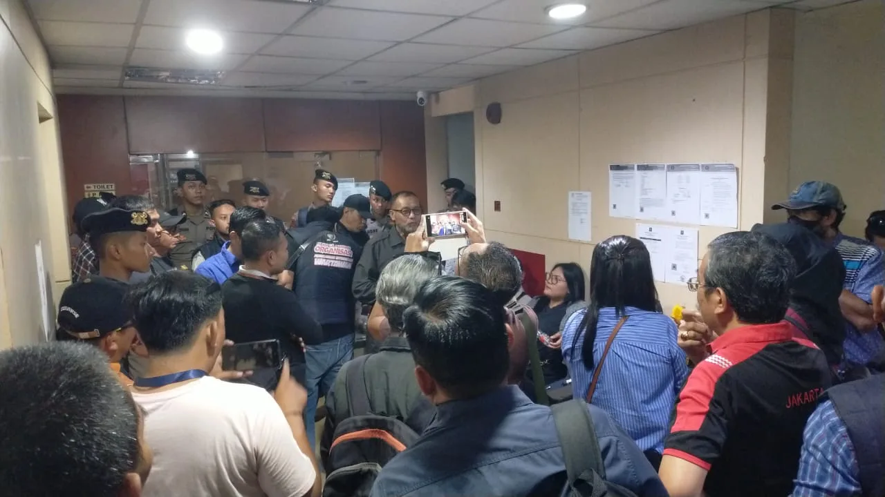 Puluhan Anggota PWI KLB Desak Pengosongan Kantor Pusat di Gedung Dewan Pers 2 IMG 20241001 WA0021 jpg