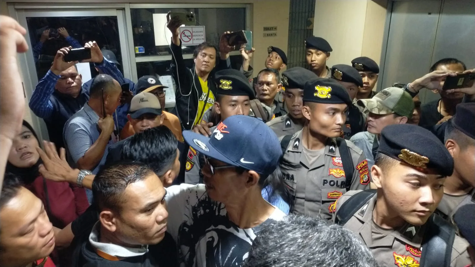 Puluhan Anggota PWI KLB Desak Pengosongan Kantor Pusat di Gedung Dewan Pers 1 IMG 20241001 WA0032 jpg